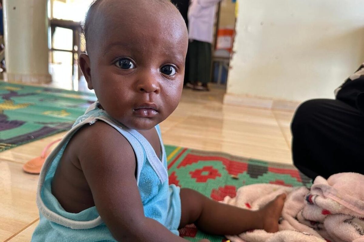 9-mesečna Layan med srečanjem o prehrani dojenčkov v kotičku za dojenje v zdravstvenem centru Bir Hamad v sudanski zvezni državi Kartum gleda v kamero.