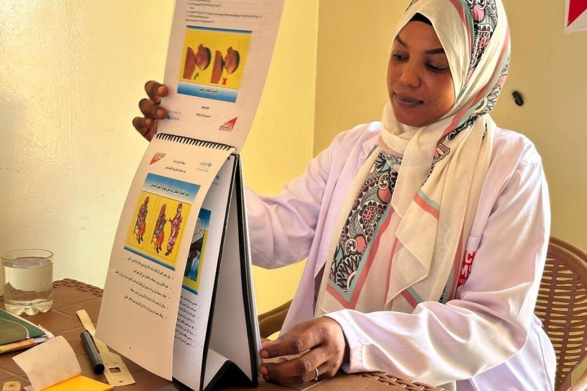Rayan, prehranska svetovalka, se pripravlja na izvedbo svetovanja o prehrani dojenčkov v kotičku za dojenje v zdravstvenem centru Bir Hamad v sudanski zvezni državi Kartum.