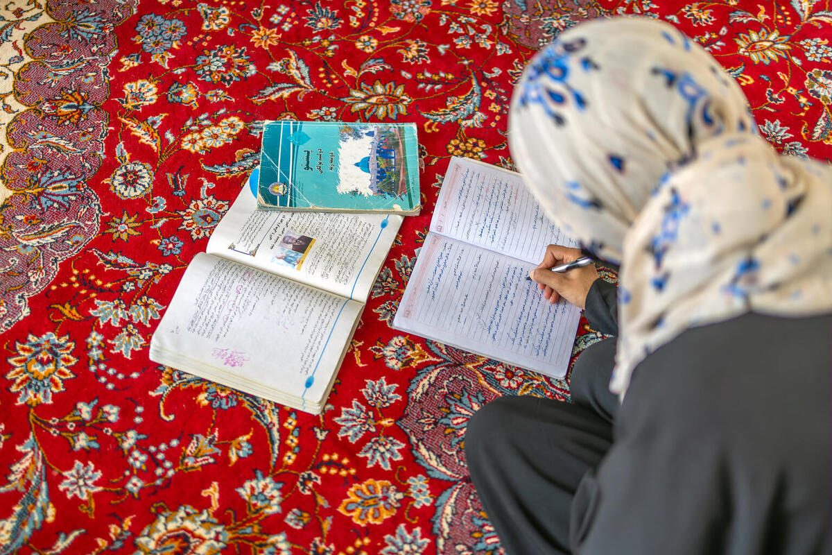 18-letna Mahira iz province Herat v Afganistanu se doma uči iz knjig, ki jih je ohranila kljub temu, da je morala prekiniti šolanje.