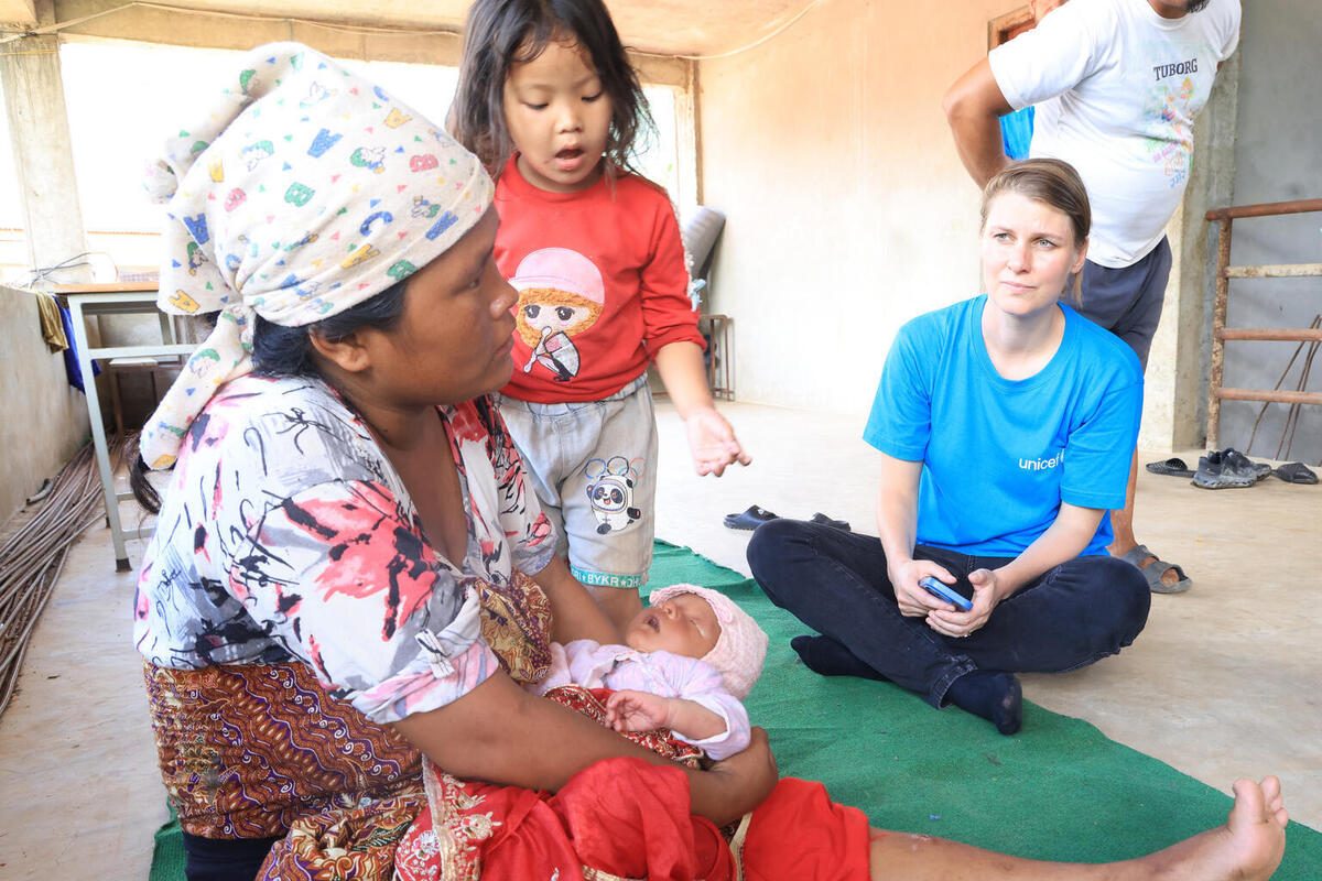 Nanu Maya drži v naročju svojega novorojenega sina, ob njej pa stojta njena hči in Florine, vodja oddelka za komunikacijo pri UNICEF-u v Nepalu, v šolskem zatočišču v okrožju Nuvakot, ki ga je prizadela poplava.