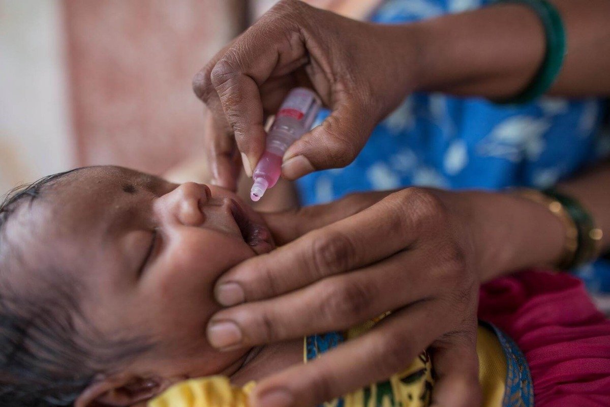 Novorojenček, ki ravno prejema cepivo