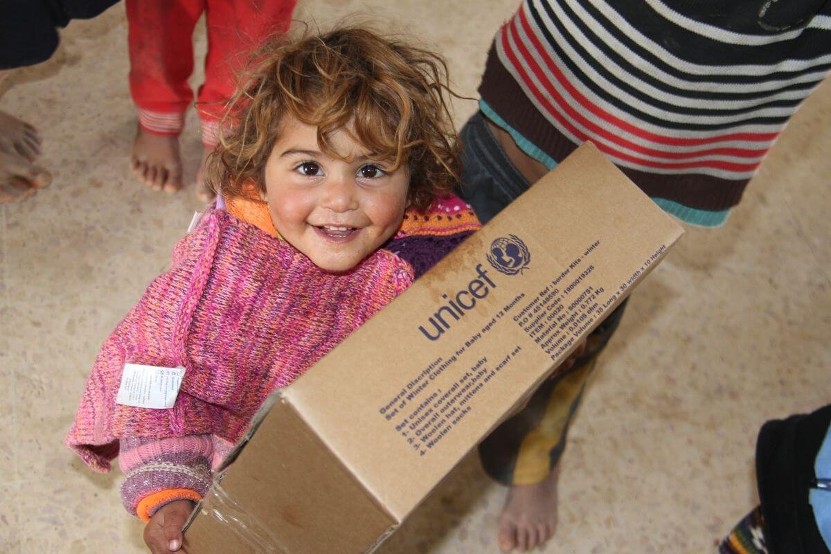 Vesela deklica, ki je prejela UNICEF-ov paket