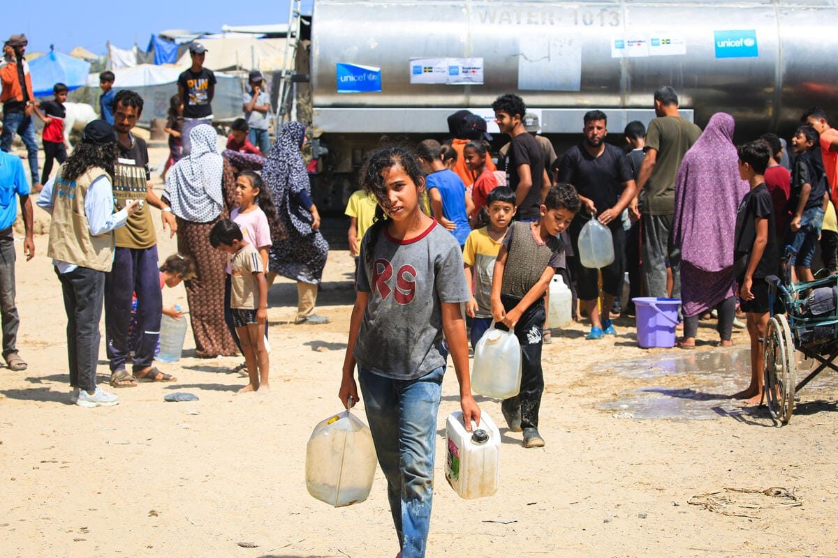 12-letna Jana drži dva kanistra, ki ju je napolnila iz UNICEF-ovega rezervoarja v Deir al-Balahu v Gazi, zahvaljujoč podpori partnerjev. "V kampu je zelo težko dobiti vodo, prehoditi moramo dolge razdalje in roke me bolijo od nošenja kanistrov," pove Jana. "Želim si, da bi tovornjak z vodo prišel vsak dan, da mi ne bi bilo treba hoditi tako daleč po vodo," doda.