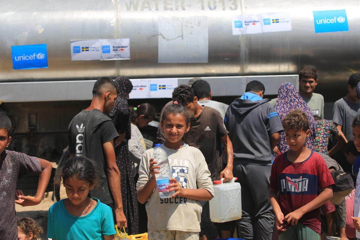 11-letna Heba drži steklenico vode, ki jo je napolnila iz UNICEF-ovega rezervoarja v Deir al-Balahu v Gazi. Rezervoar je omogočen s podporo partnerjev. "Zelo sem vesela, da mi je danes uspelo dobiti nekaj vode," je povedala Heba. "Če cisterna z vodo ne bi prišla, bi morala hoditi dolgo razdaljo po močnem soncu, da bi jo prinesla," je dodala.