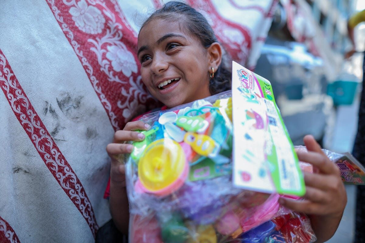 Ritaj, 12-letna deklica, ki je izgubila svoj dom in živi v šoli, prejema UNICEF-ove komplete psihosocialne pomoči (PSS kompleti) na severu Gaze, zahvaljujoč podpori vlad Švice, Cipra in Švedske.