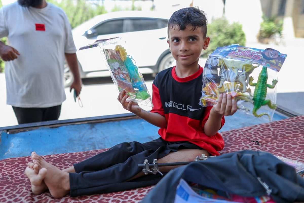 Mohammed, 10-letni deček, ki ima v nogi vstavljeno platino zaradi poškodb, ki jih je utrpel med vojno, prejema UNICEF-ov komplet psihosocialne pomoči (PSS komplet) na severu Gaze, zahvaljujoč podpori vlad Švice, Cipra in Švedske.