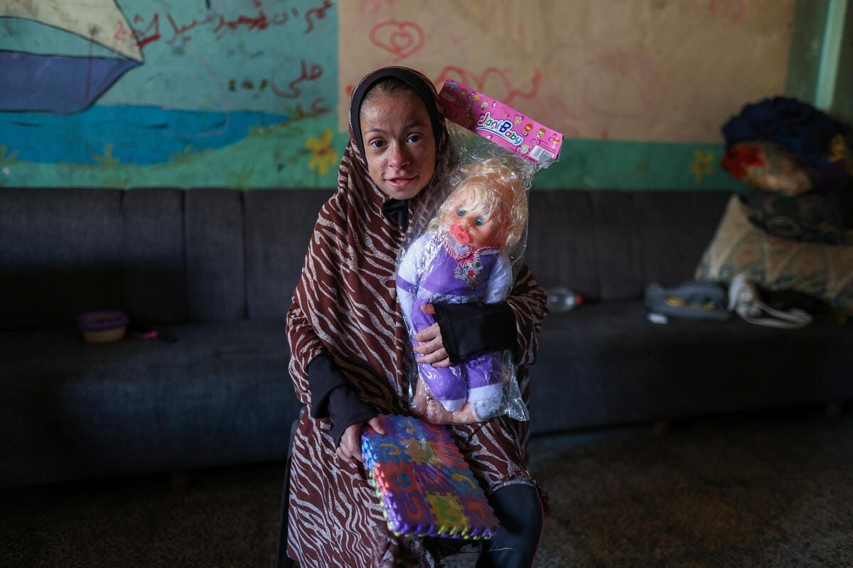 Batool, 9-letna deklica, prejema UNICEF-ov komplet psihosocialne pomoči (PSS komplet) na severu Gaze, zahvaljujoč podpori vlad Švice, Cipra in Švedske. "Veliko sem jokala, ko sem izgubila svoje igrače, ko je bil naš dom uničen," je povedala Batool. "Pogrešam svoj dom in prijatelje in želim si, da bi se lahko spet igrali skupaj," je dodala.