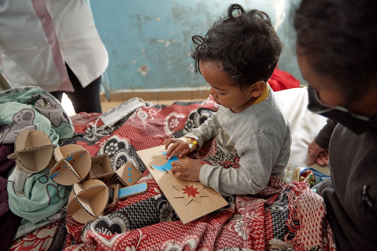 5-letna Fifaliana, ena od bolnic v bolnišnici, preizkuša igrače, ki so nastale v sodelovanju med LEGO-m in UNICEF-om.
