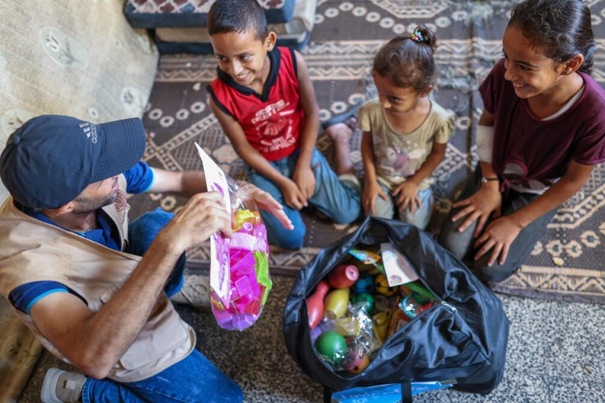 Raghad, 11-letna deklica, ki živi s svojimi sorojenci v šoli, prejema UNICEF-ov komplet psihosocialne pomoči na severu Gaze, ki smo jih kupili s podporo partnerjev. "Moja soba je bila uničena, ko je bil naš dom tarča in nimam več svojih igrač," je povedala Raghad. "Zelo sem bila vesela teh igrač in igrala se bom z njimi s sestro Miar in bratom Fadlom," je dodala.