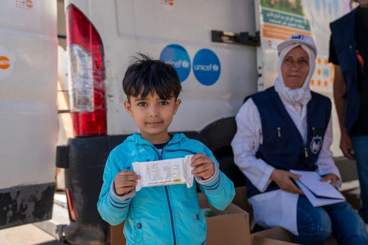 4-letni Jousuf, ki je z družino pobegnil pred naraščajočim konfliktom v Libanonu, drži visokoenergijski piškot, ki mu ga na sirski meji priskrbel zdravstveni delavec UNICEF-a.