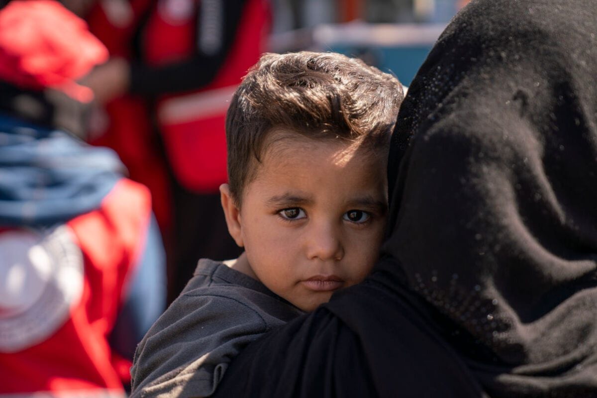 2-letni Abdullah in njegova babica stojita na sirski meji, medtem ko čakata zdravstveno in prehransko podporo od mobilne klinike, ki jo podpira UNICEF. Družina je pobegnila pred nasiljem v Libanonu.