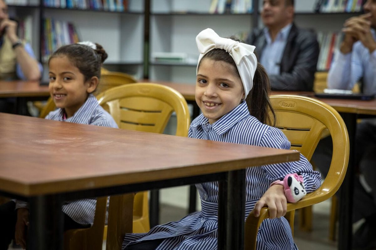 Deklica se smehlja v šolski klopi v palestinski šoli prijateljstva Turčije v Jeninu na Zahodnem bregu.