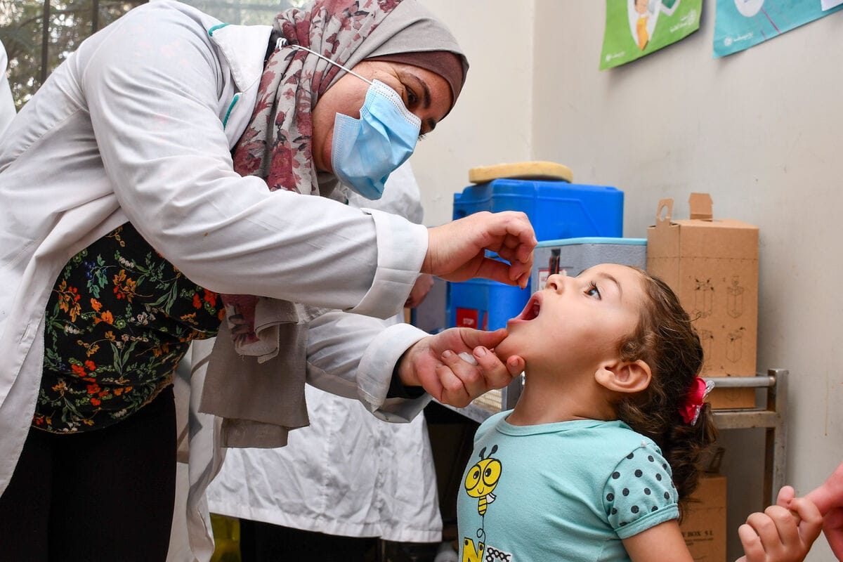 Štiriletna Mariam prejema vitamin A v zdravstvenem centru med vsesplošno kampanjo cepljenja v Sirij.
