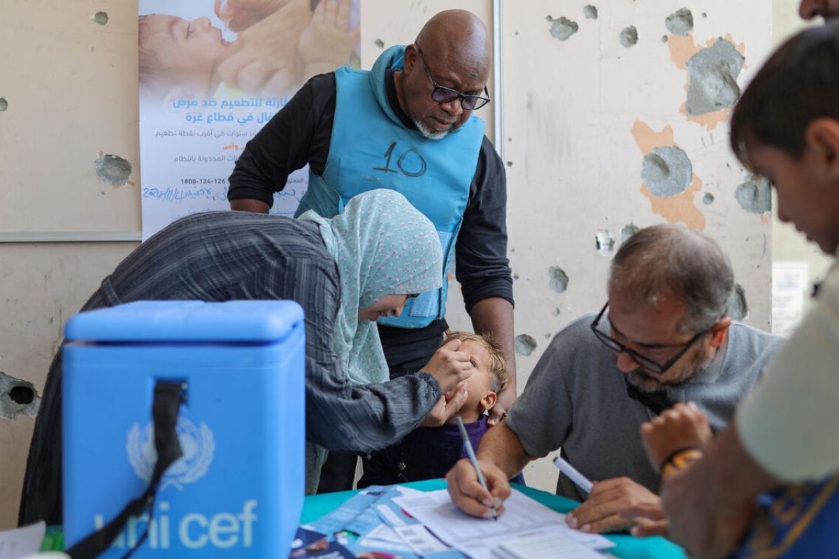 Ekipa zdravstvenih delavcev, ki izvaja kampanjo cepljenja proti otroški paralizi v Gazi. Otroci prejemajo cepivo.