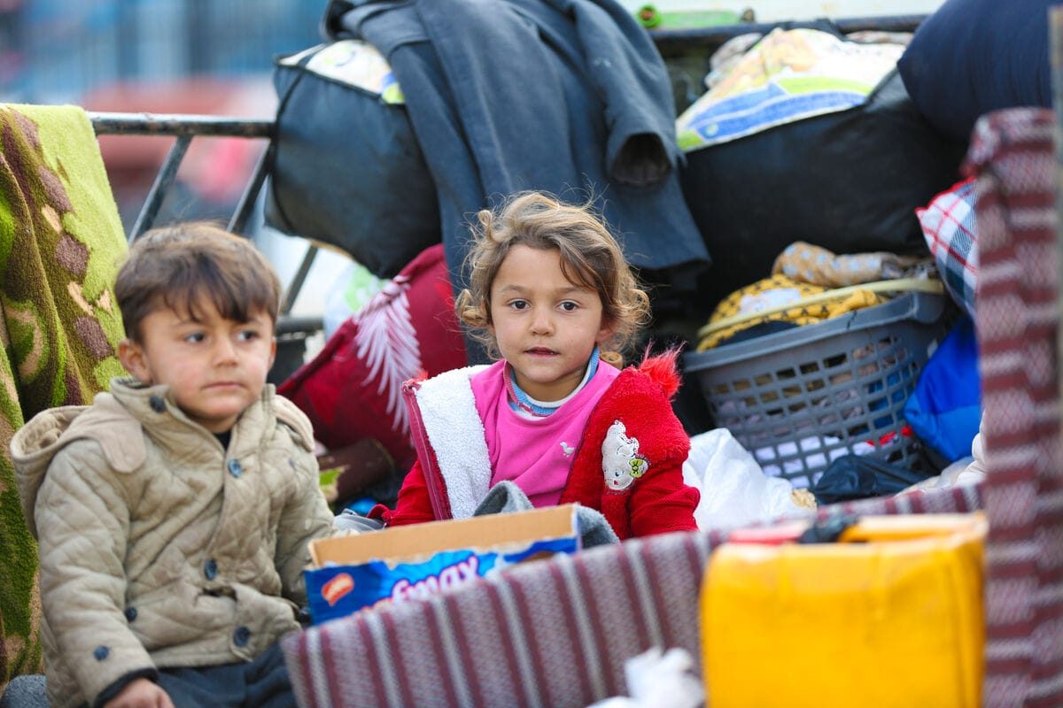Fantek in punčka med skromnimi predmeti v sprejemnem centru v mestu Ar-Raqqa v Siriji. Z družino sta pobegnila pred naraščajočim nasiljem v Alepu.