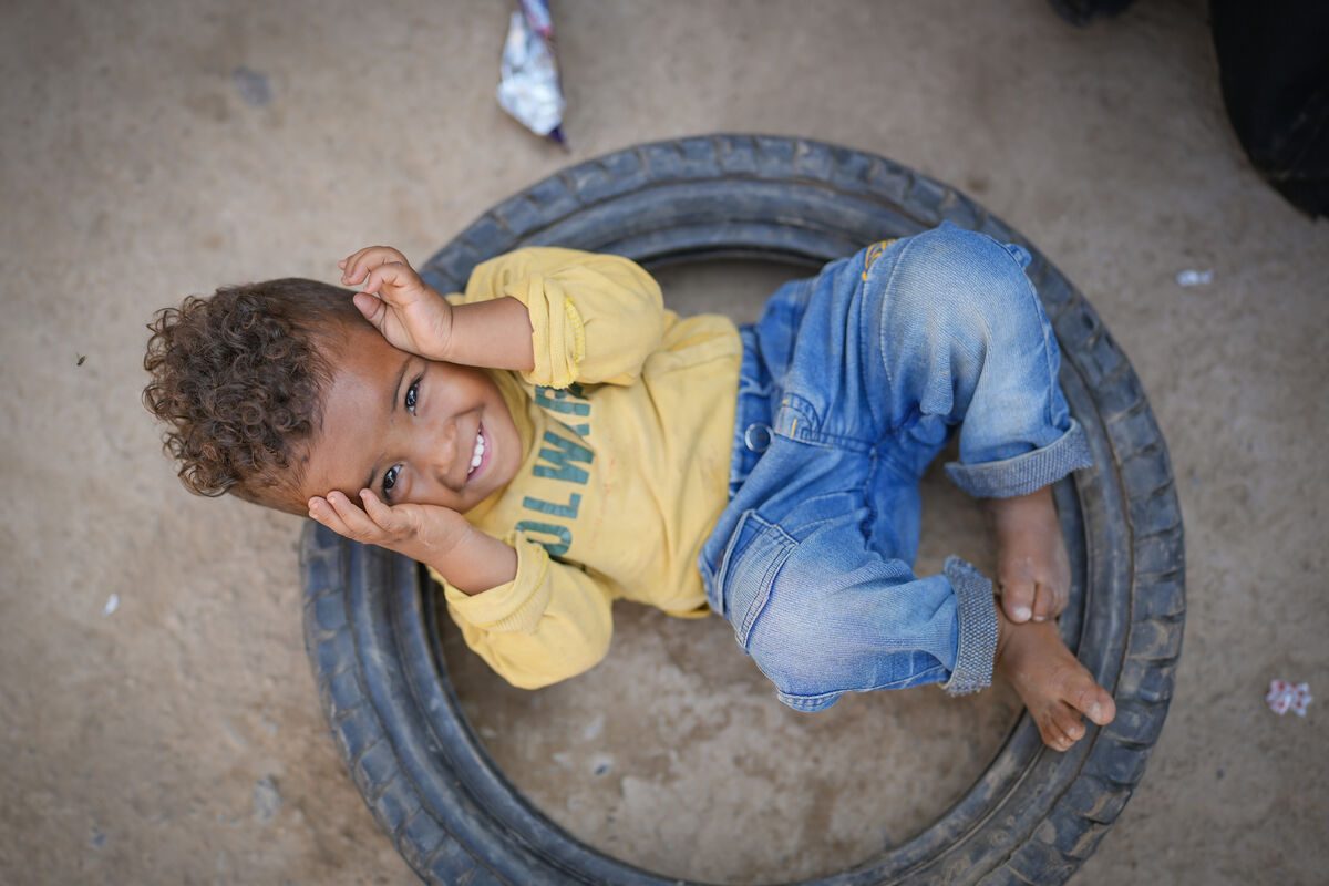 Podhranjeni Sanad iz Jemna je okreval! Vesel leži na gumi in se smeji v kamero. Videti je zdrav in srečen.