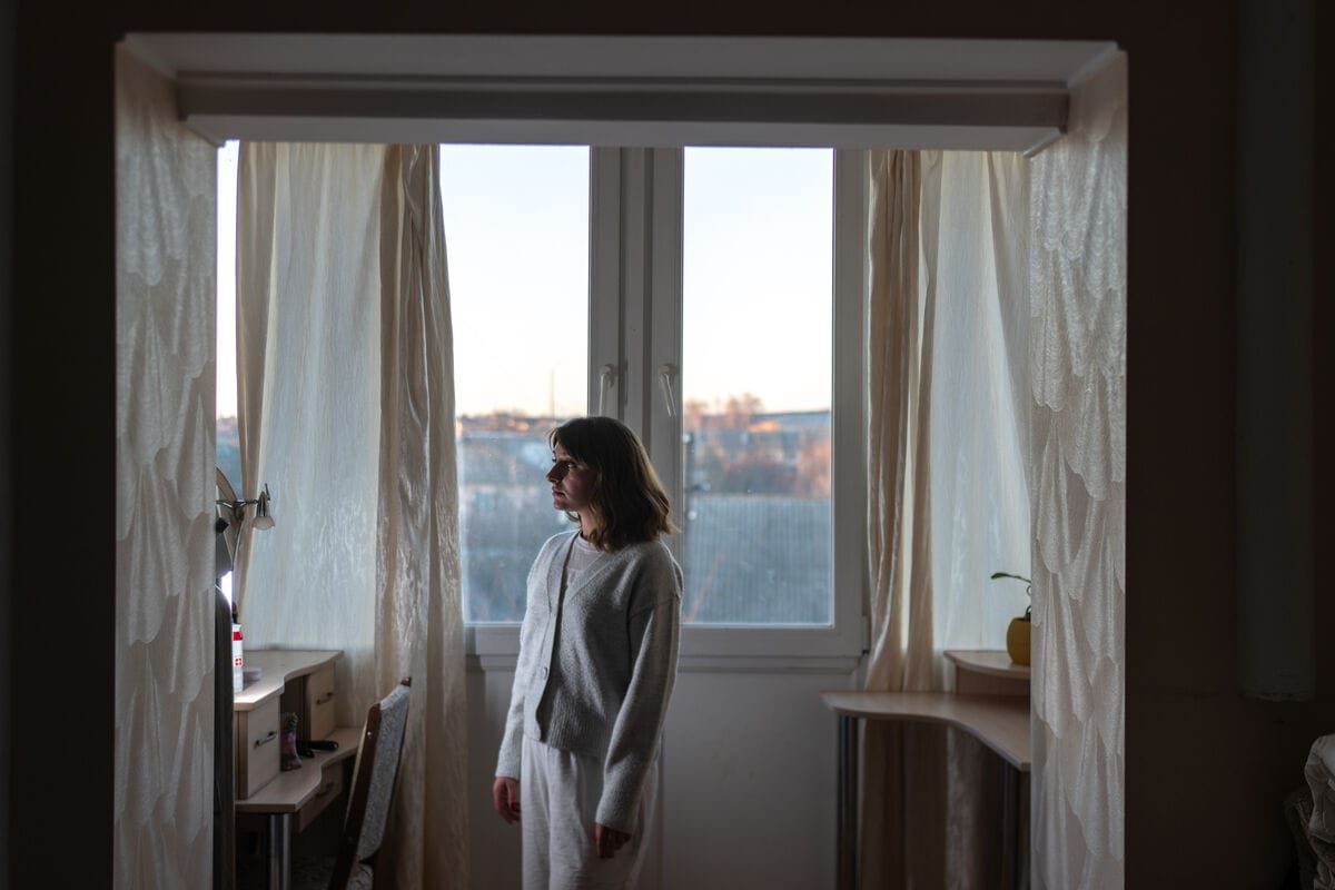 Jevgenija stoji ob oknu svojega doma in opazuje pojemajočo večerno svetlobo. Pred tremi leti je z novorojenim sinom Jehorjem pobegnila iz Mariupola in za seboj pustila vse, kar je zgradila.