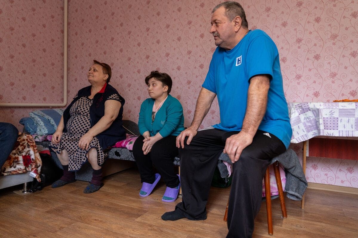 18-letna Darina, ki v majhnem stanovanju v Sinelnikovem, kjer živi s svojima skrbnikoma po večkratnem begu pred vojno, sedi na majhnem kavču.