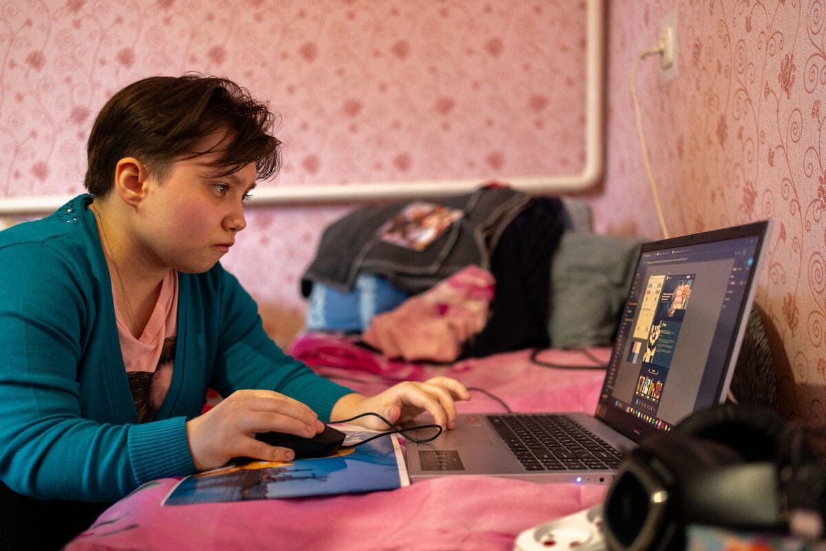 18-letna Darina iz Ukrajine se uči grafičnega oblikovanja preko spletnih tečajev.