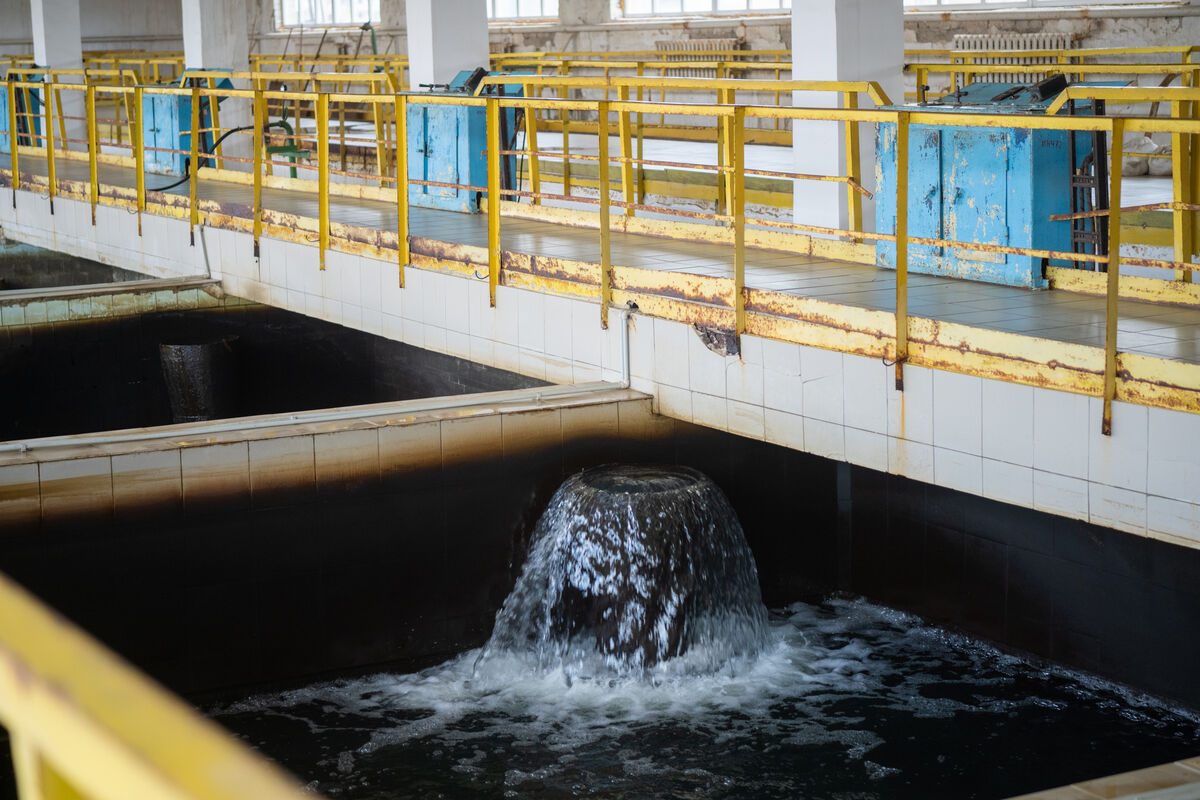 Voda teče skozi rezervoarje za čiščenje v filtrirni postaji Kramatorsk, ki je bila delno obnovljena po hudih poškodbah, ki jih je utrpela v raketnem napadu februarja 2024.