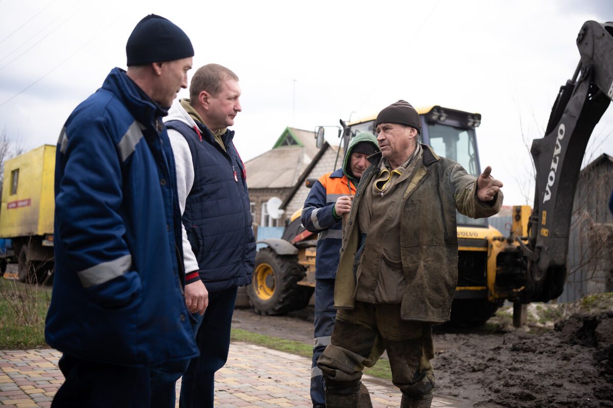 Oleksandr Khaliava, vodja oddelka za nujne primere pri javnem podjetju za oskrbo z vodo v Kramatorsku, nadzoruje delo svoje ekipe.
