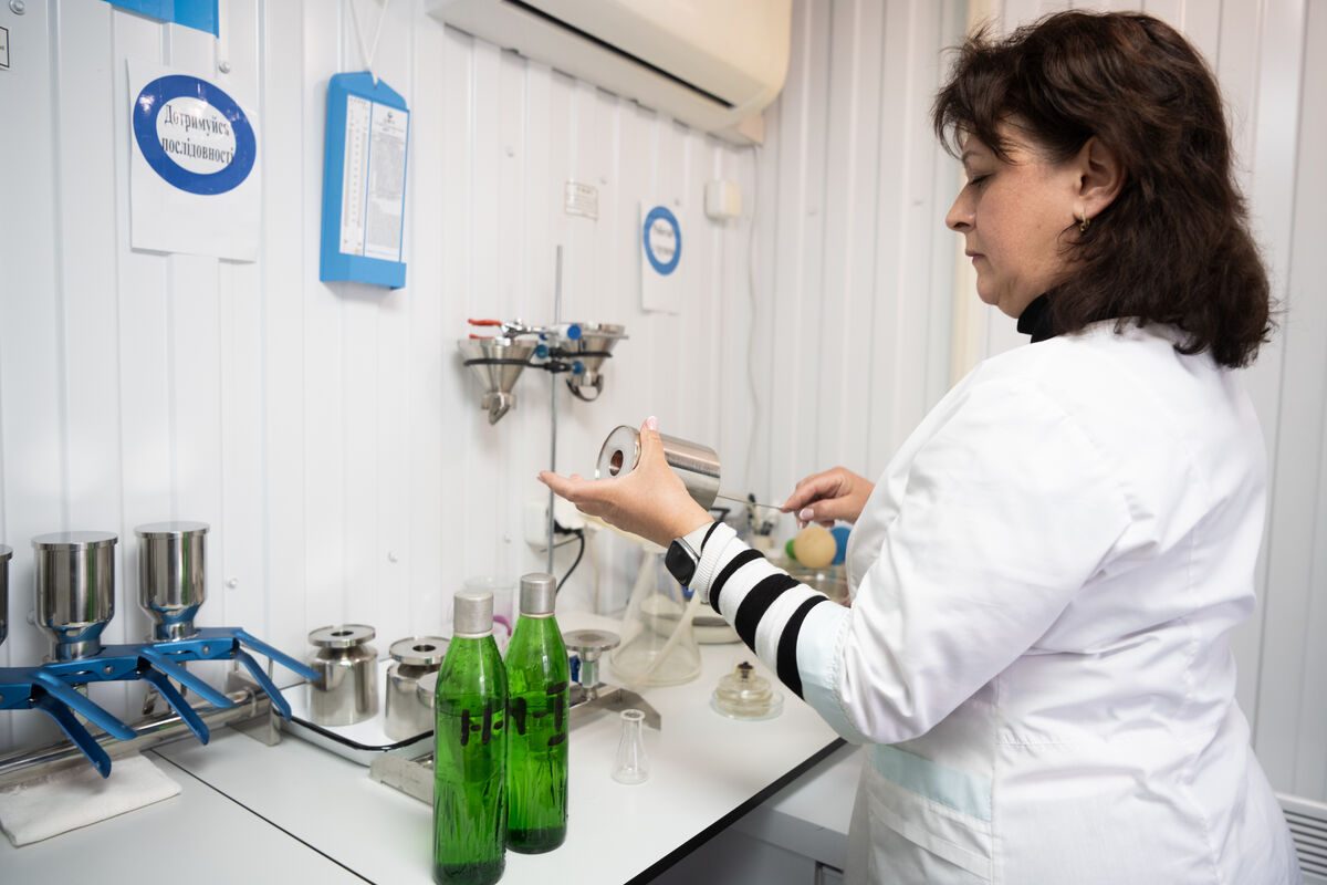 Laboratorijska strokovnjakinja v vodovodnem podjetju Kramatorsk izvaja redne teste kakovosti vode, da zagotovi varnost oskrbe.