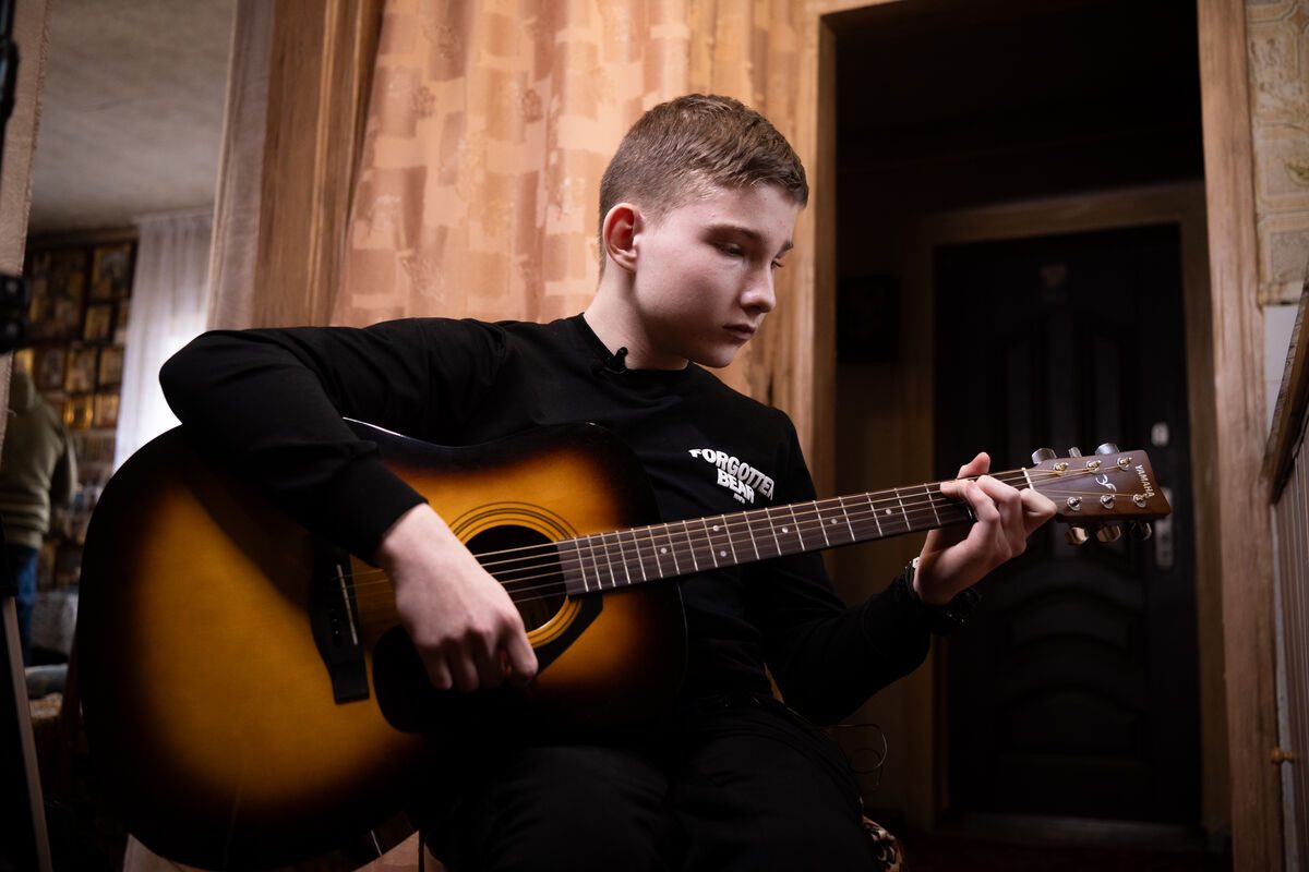 15-letni Mykhailo doma igra kitaro in deli svojo strast do glasbe.