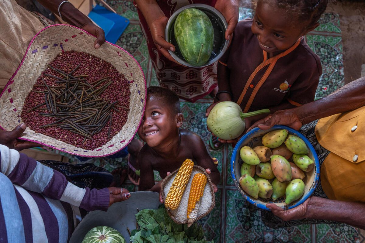 4-letni Faustin in 11-letna Zafianaty v zdravstvenem centru v regiji Androy na Madagaskarju predstavljata živila iz petih skupin živil, bogatih s hranili, ki so ključna za zdravo prehrano med nosečnostjo.