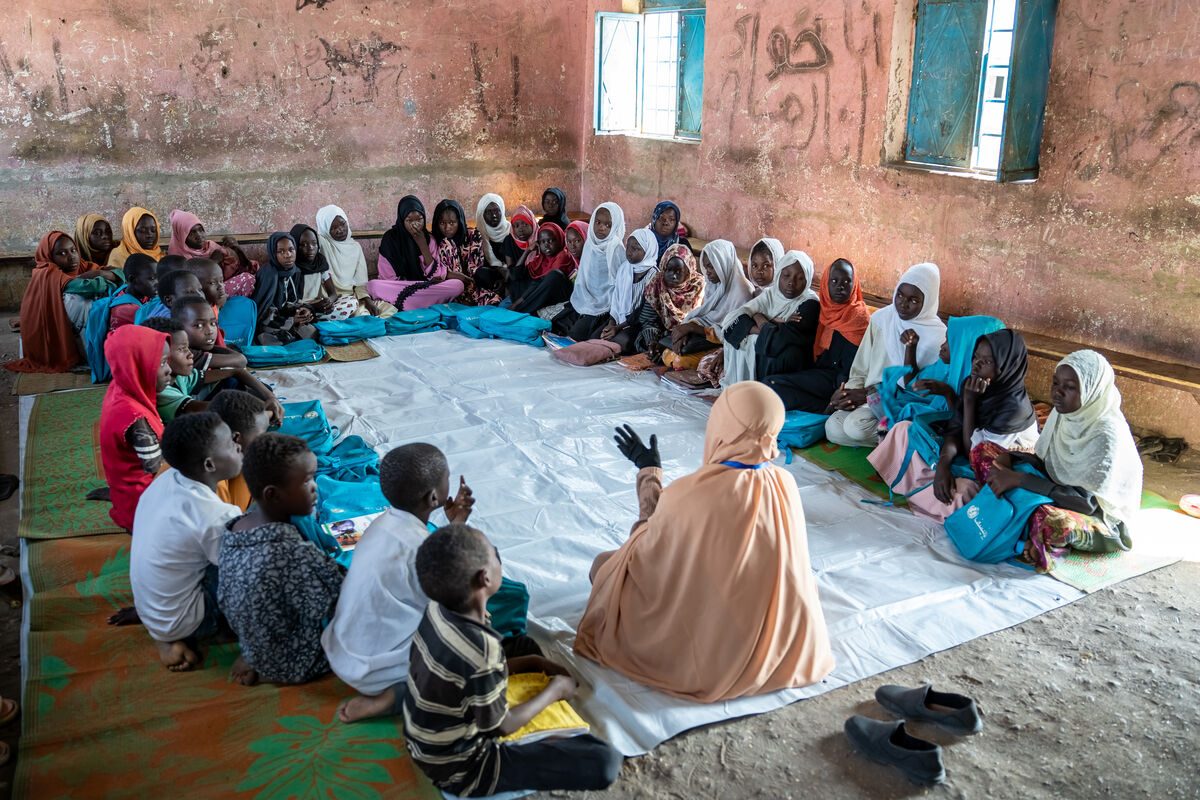 Fatuma, usposobljena socialna delavka, vodi psihosocialno delavnico z otroki, ki so jih prizadeli konflikti, v centru Makanna, ki ga podpira UNICEF.