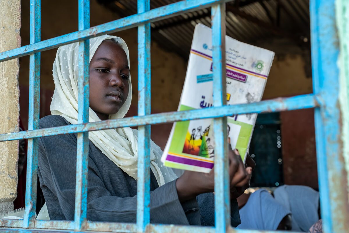 11-letna Marwa bere knjigo v učilnici šole Makanna, ki jo podpira UNICEF, v mešani osnovni šoli Salamt Al Bey.