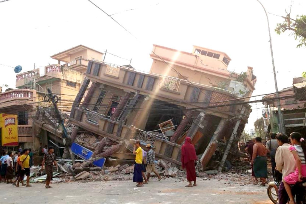 Posledice nedavnega potresa v Mjanmaru.
